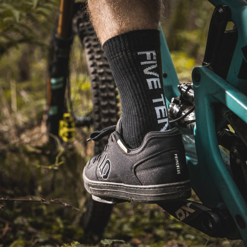 FiveTen mens Freerider Prime Blue Recycled Materials MTB Mountain Bike Flat Pedal Shoes Black Pedaling on bike